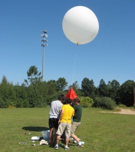 Massachussetts Institute of technology students launch a sounding balloon. These students DID follow FAA guidelines, unlike many (Credits: 1337arts).