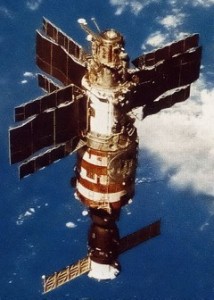 The Salyut 7 complex was the last “monolithic” Soviet space station, ahead of the “modular” Mir (Credits: SpaceFacts.de/Joachim Becker).