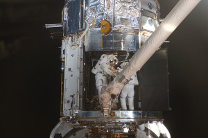 Astronauts Mike Massimino (right) and Michael Good repair the Hubble during STS-125 (Credits: NASA).