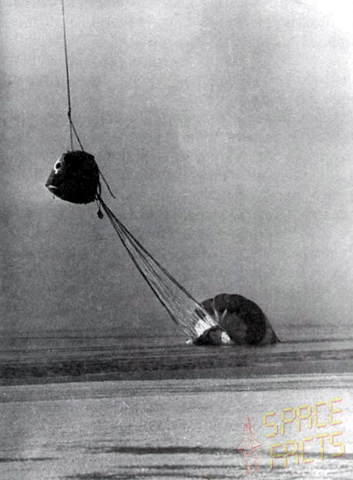 Soyuz 23′s descent module and deflated parachute are hoisted from the icy waters of Lake Tengiz (Credits: Joachim Becker / SpaceFacts.de).