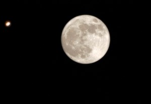 Mars and the Moon (Credits: Andreas Photography http://bit.ly/1bwGFbZ).