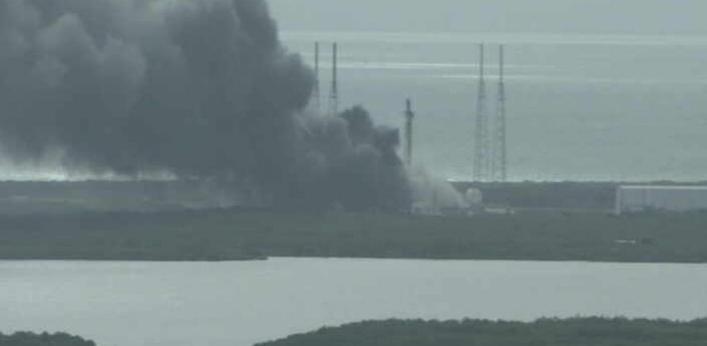 SpaceX's Falcon 9 explodes credits: the verge