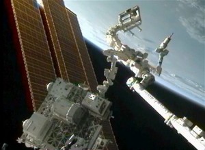 The Robotic Refueling Mission uses the ISS’ Canadian Dextre robot to prove satellite-servicing activities (Credits: NASA). 