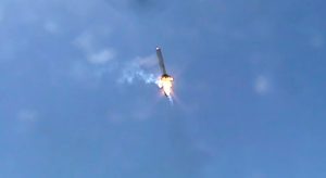 Grasshopper tilts just so to return to its launch pad (Credits: SpaceX).