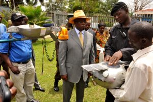 Pictured on the right, Chris Nsamba shows off his space probe to the prime minister of Uganda Amama Mbabazi. (Photo credit ugandanway.com)