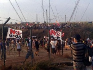 NO MUOS activists protesting close the NAval Radio Transmitter  (Credits: Ansa).