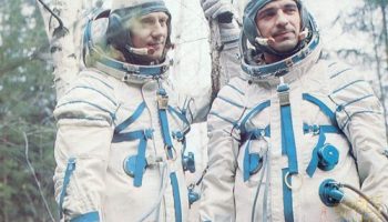 Cosmonauts Zudov (right) and Rozhdestvensky spent 1.5 hours trying to writhe and cut themselves out of their pressure suits (Credits: Joachim Becker / SpaceFacts.de).