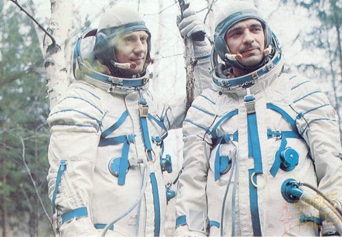 Cosmonauts Zudov (right) and Rozhdestvensky spent 1.5 hours trying to writhe and cut themselves out of their pressure suits (Credits: Joachim Becker / SpaceFacts.de).