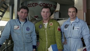 Aleksandr Serebrov (center), flanked by Vasili Tsibliyev (left) and Jean-Pierre Haigneré, during Soyuz TM-17 training. It was Serebrov’s fourth and final space mission (Credits: Joachim Becker/SpaceFacts.de).