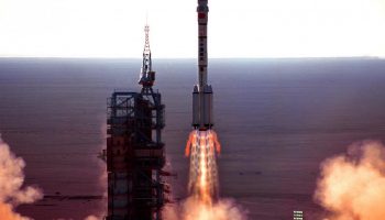 The launch of Shenzhou-5 on a Long March 2F rocket (Credits: AAxanderr/Wikipedia).