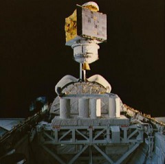 The cube-shaped Satcom Ku-1 payload—one of the most powerful communications satellites of its time—departs Columbia, affixed to a PAM-D2 booster (Credits: NASA).