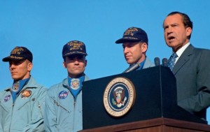President Nixon presents award to Apollo 13 crew