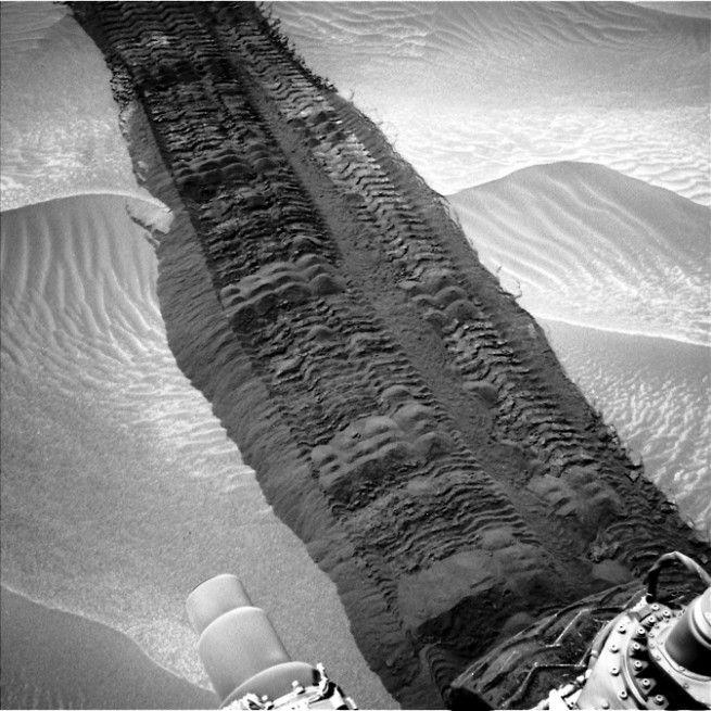 Mars rover Curiosity wheel tracks