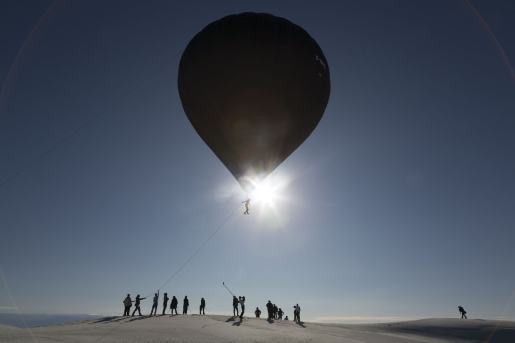 Aerocene, launches at White Sands Dunes, 2015 The launches in White Sands and the symposium “Space without Rockets”, initiated by Tomás Saraceno, were organized together with the curators Rob La Frenais and Kerry Doyle for the exhibition “Territory of the Imagination” at the Rubin Center for the Visual Arts. credits: the artist; Tanya Bonakdar Gallery, New York; Andersen's Contemporary, Copenhagen; Pinksummer contemporary art, Genoa; Esther Schipper, Berlin. Photography Studio Tomás Saraceno.