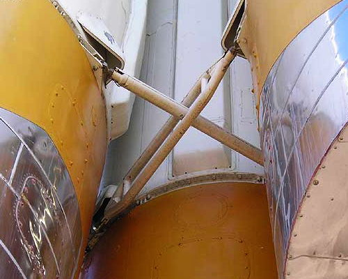 Fig. 2 Rods connecting at the base the lateral boosters to the rocket core stage. Credit: kik-sssr.ru