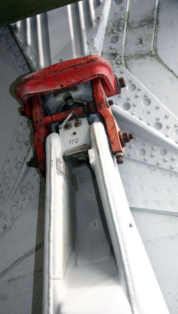 Fig. 5 - Mating operation of booster to central core are made in Baikonour. The lateral booster is first attached to the central core by means of a temporary tool (in red), which is removed after connecting the lower rods. Credit: kik-sssr.ru